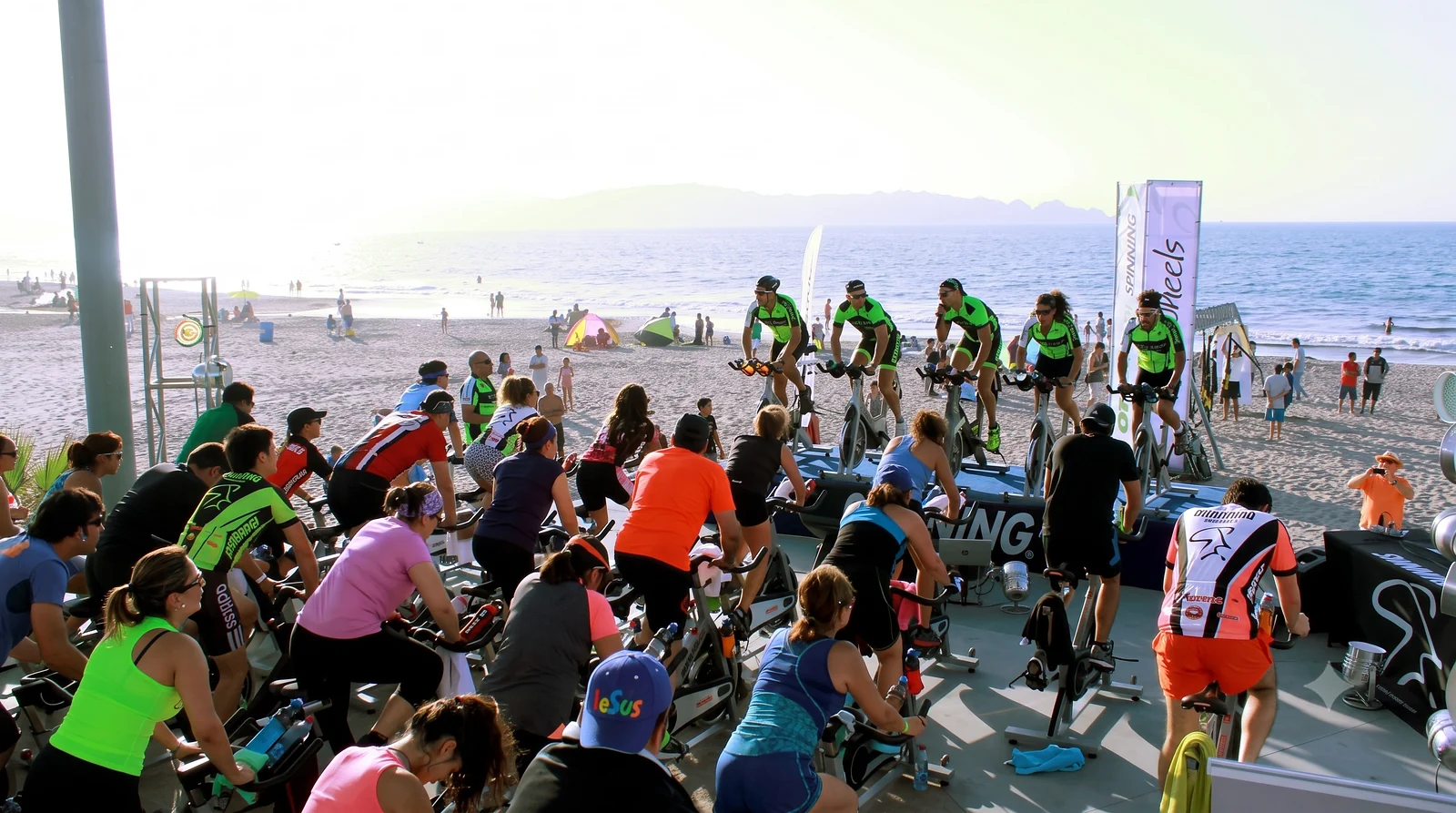 Evento deportivo masivo de spinning producido por ON Producciones en la playa